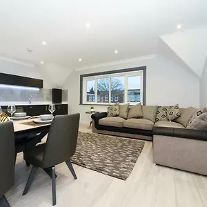 Bournemouth Oasis: Newly Renovated Smart Poole